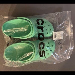 NWT-Pistachio size 8 Women’s crocs fits a size 8-9